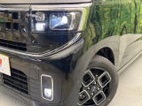 【LEDヘッドライト】悪天候や夜間走行時も良好な視界を確保し安心して運転できる高輝度LEDヘッドライトを装備!点灯速度が早く、消費電力も抑えられています。