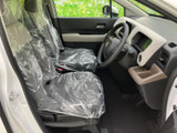 前席は周囲を見渡しやすい配置で、運転席から前方や側方を確認しやすい室内です。シートは明るい色と濃い色の組み合わせで、足元もすっきりとまとまり、落ち着いて過ごせます。