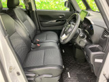 前席はゆとりを感じる座席配置で、運転席まわりまで見渡しやすい室内です。落ち着いた色合いのシートと整った足元が、毎日の移動を心地よく支えてくれます。