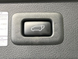 【パワーバックドア】スマートキーや運転席のボタンを押すだけでリアゲートが自動で開閉します!荷物を持っている時や、高い位置にあるバックドアを閉める際に便利な機能です♪