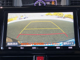 後方の映像とガイド線を画面で確認でき、駐車時の周囲確認をサポートします。車両の後ろを見ながら位置を把握しやすく、駐車操作に役立つ便利な装備です。