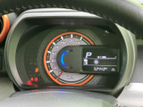 速度計と液晶表示がまとまり、走行に必要な情報を運転席から確認しやすい配置です。シフト位置や燃料残量なども表示され、出発前や運転中のチェックに役立ちます。