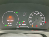 速度やシフト位置、走行に関する表示をメーター内で確認できます。大きく表示される速度計と中央の情報表示で、運転中に必要な情報を把握しやすい構成です。
