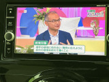 テレビ番組を画面に表示できる装備です。停車中の待ち時間などに映像を視聴でき、車内で過ごす時間の楽しみが広がります。画面上で番組内容を確認しながら、便利にご利用いただけます。