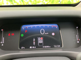 速度やシフト位置などを中央のディスプレイに表示し、運転に必要な情報を確認しやすい構成です。表示がまとまっているため、日常の運転時にも目を向けやすく便利です。