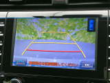 後方の映像と進路の目安を画面で確認でき、駐車時の周囲確認をサポートします。表示を参考にしながら、実際の安全確認も行える便利な装備として日常の駐車に役立ちます。