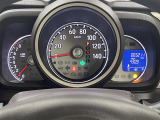【メーターまわり】ドライバーから見やすい位置にあって安全運転に寄与します。メーターも見やすくてシンプルなデザインになっております。