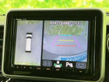 車両周囲を上から見た表示と後方カメラ映像を切り替えて確認でき、駐車時の周辺把握をサポートします。ガイド線も表示され、車庫入れや狭い場所での操作に便利です。