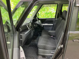 運転席と助手席の間にゆとりを感じる室内で、前方や左右の窓から周囲を確認しやすい視界です。落ち着いた色合いのシートと足元が広がり、日々の移動も心地よくお過ごしいただけます。