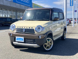 丸みのあるヘッドライトと力強いバンパーが目を引くフロントまわり。明るいボディカラーとツートーンの配色が映え、街中でも存在感のある佇まいです。