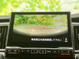 車両後方の映像にガイドラインが表示され、駐車時に周囲との距離を確認する際に役立ちます。画面上で後方の状況を把握しやすく、車庫入れや狭い場所での取り回しをサポートします。