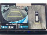後方映像に加えて車両周辺の様子も画面で確認でき、駐車時の周囲確認をサポートします。表示を頼りに車庫入れや切り返しを行いやすく、日常の駐車で役立つ装備です。