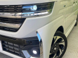 【LEDヘッドライト】悪天候や夜間走行時も良好な視界を確保し安心して運転できる高輝度LEDヘッドライトを装備!点灯速度が早く、消費電力も抑えられています。