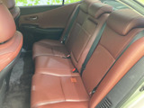 後席は三人掛けのシートと各席のヘッドレストを備え、同乗者が並んで座れる空間です。窓から光が入り、ブラウン系でまとめた内装とあわせて、落ち着いて過ごしやすい雰囲気です。