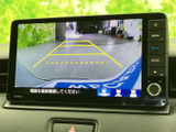 後方の映像にガイドラインが表示され、駐車スペースへ後退する際の位置確認に役立ちます。画面で周囲の様子を確かめながら操作でき、車庫入れや狭い場所での駐車をサポートします。