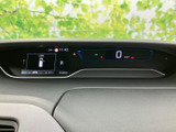 走行に関する情報や車両の状態を、運転席前方の画面で確認しやすい配置です。速度表示をはじめ必要な情報を視線を大きく移さず把握でき、日々の運転を支えます。