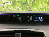 速度やシフト位置、時刻などが表示され、運転に必要な情報をまとめて確認できます。表示が見渡しやすい配置で、走行前後のチェックにも役立つメーターまわりです。