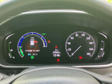 速度計や各種表示がまとまっており、運転に必要な情報をひと目で確認しやすい配置です。中央の表示部には車両の状態や時刻も表示され、日々の運転を見守ります。