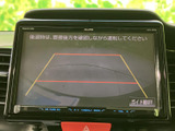 後方の映像に加えて目安となるガイド線が表示され、駐車時に車両後方の状況を確かめるのに役立ちます。画面上で位置関係を確認でき、駐車をサポートする装備です。