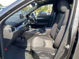 前席はゆったりとしたシートと見通しのよい運転席まわりが特徴です。明るさを取り込む窓と落ち着いた室内色で、運転する方も助手席の方もくつろぎやすい空間です。