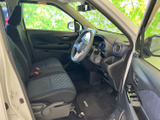 前席は視界が広く、運転席からメーターや前方を確認しやすいレイアウトです。シートには落ち着いた色合いを採用し、日常の移動でも過ごしやすい空間です。