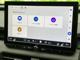 大きなタッチ画面にメニューが見やすく表示され、各項目を確認しながら使えます。画面下部には空調の操作項目もまとまり、目的の設定を探しやすい構成です。
