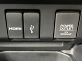 HDMI端子、USB端子、電源ソケットがまとまっており、機器の接続や電源確保に便利です。用途に応じて使い分けやすく、日々の移動で活用の幅が広がります。