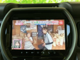 テレビ番組を画面いっぱいに表示でき、停車時に映像を楽しめます。画面上で番組の内容も確認しやすく、休憩中などの車内時間を過ごす際に便利な装備です。