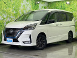 洗練されたフロントマスクから側面へ続く伸びやかな造形が印象的です。明るいボディカラーが清潔感を演出し、前照灯の配置もすっきりとまとまっています。