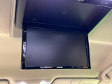 【フリップダウンモニター】大画面モニターで後席でもエンタメをお楽しみいただけます。小さなお子様にも大人気の装備です♪