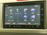 オーディオのメニューが画面上に整理され、音源や各項目を確認しやすい表示です。タッチ操作で選択する項目が見分けやすく、日常の移動中も使い方を把握しやすい仕様です。