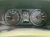 左右のメーターと中央の表示部がまとまり、運転に必要な情報を視線の近くで確認しやすい配置です。表示内容を把握しやすく、日々の運転をサポートします。