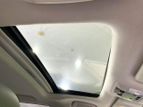 【サンルーフ】開放感たっぷりの希少装備、サンルーフが装着されています!車内に明かりを取り入れたり景色を楽しむ以外にも、車内の空気も簡単に換気できて快適です!