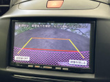 後方の映像に加え、駐車時の目安となるガイド線も表示されます。周囲の状況を画面で確認しながら後退できるため、車庫入れや狭い場所での駐車をサポートします。