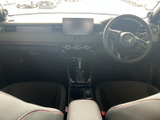 運転席から助手席まで見渡しやすい、すっきりとした室内の前方部分です。横に広がるダッシュボードと中央のディスプレイが視線を集め、前席に座ったときにも落ち着いて過ごせる空間です。