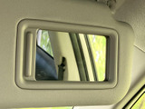 運転席のサンバイザーにミラーを備え、身だしなみの確認に活用できます。必要なときに手元で使いやすく、乗車前や休憩時など、日常のさまざまな場面で便利です。