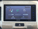 ソース切替や目的地検索などの項目が画面にまとまり、使いたい機能を確認しやすい構成です。表示を見ながら選択できるので、日常のお出かけでも扱いやすく、車内での時間を快適にサポートします。