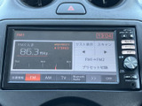 FM・AM・TVやBluetooth Audioなど、音源を画面から選択できます。放送局の表示やプリセット切り替えも分かりやすく、気分に合わせて音を楽しめます。
