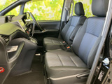 前席まわりは視界が広く、運転席から周囲を確認しやすいレイアウトです。シートの落ち着いた色合いと足元のまとまりもあり、日々の移動を心地よく支えます。