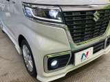 【LEDヘッドライト】悪天候や夜間走行時も良好な視界を確保し安心して運転できる高輝度LEDヘッドライトを装備!点灯速度が早く、消費電力も抑えられています。