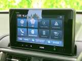 ラジオやスマートフォン連携など、複数のメニューを画面から選べるオーディオ機器です。表示が整理されていて項目を確認しやすく、音楽再生や電話機能など、日常で使う機能をまとめて活用できます。