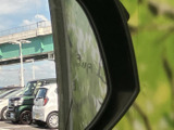 窓越しに周囲の様子を確認しやすく、車内から外の状況を把握する際にも役立ちます。景色や周辺環境が視界に入り、乗り降りの場面でも外の様子を確かめやすい配置です。