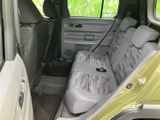 後席は背もたれと座面に柄を配した、落ち着いた雰囲気の空間です。窓から外の景色を楽しめるほか、足元にもスペースを確保。左右に並んで座れるため、ご家族や同乗者との移動にも便利です。