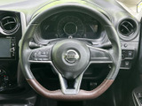 手になじみやすい形状で、握った際に自然な運転姿勢を取りやすいステアリングです。手元にはスイッチも備わり、視線を大きく移さずに操作へ移りやすい点も便利です。