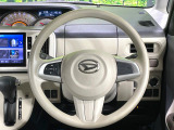 インテリアに合わせたデザインのステアリングは、運転される方のことも考え、運転しやすい形状、大きさです。是非一度、実際に触ってお確かめください。