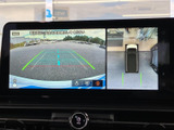 後方カメラの映像と車両周囲を確認する表示を切り替えて見られるモニターです。駐車時など周囲の状況を把握したい場面で、目視確認を補助する装備として活用できます。