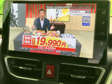 大きく見やすい画面で、停車中にはテレビ番組などの映像を楽しめます。休憩時間の過ごし方が広がり、日常の待ち時間にも便利にお使いいただける装備です。