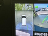 後方と車両周囲の状況を画面で確認でき、駐車時の安全確認に役立ちます。ガイド線も表示されるため、周囲との距離感をつかみやすく、狭い場所での駐車をサポートします。
