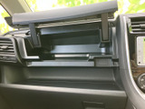 手の届きやすい位置に収納スペースが設けられ、車内で使う小物を整理するのに便利です。開口部から中身を確認しやすく、必要な物をさっと取り出せる実用的な配置です。