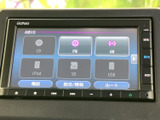 音源を選ぶメニューが画面に並び、CDやラジオ、USBなど利用可能な項目を確認できます。タッチ操作で選択先を把握しやすく、日々の移動中も使いやすい装備です。